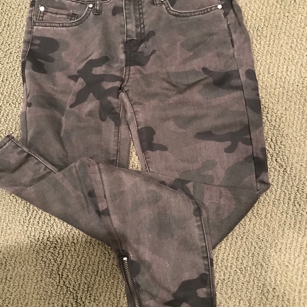 Camouflage Pattern Jeans By Design Lab Size 26 - image 1